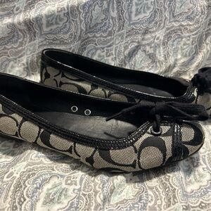 Women's Black and Gray Ballet Flats